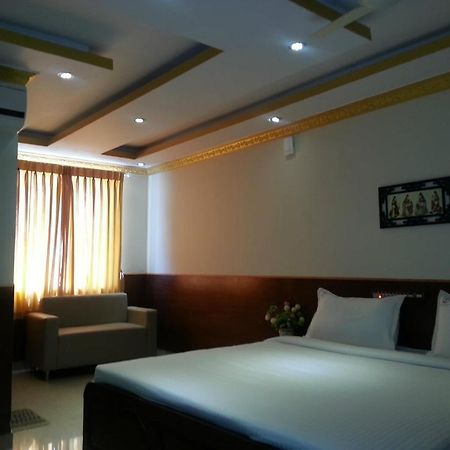 Palm Valley Resort Gonikoppal Bagian luar foto