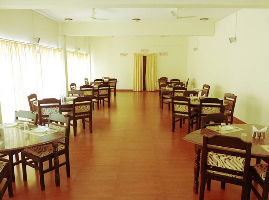 Palm Valley Resort Gonikoppal Bagian luar foto
